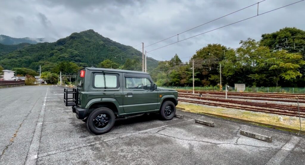 自然に溶け込むジムニーの画像