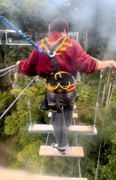 バンジージャンプに向かう画像