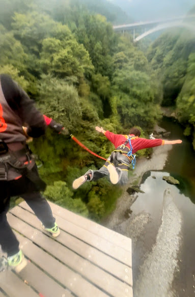 バンジージャンプで飛び降りる画像