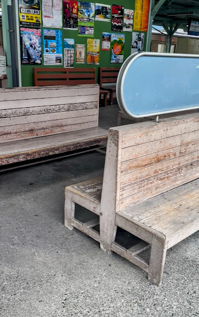 三峰口駅のベンチの画像