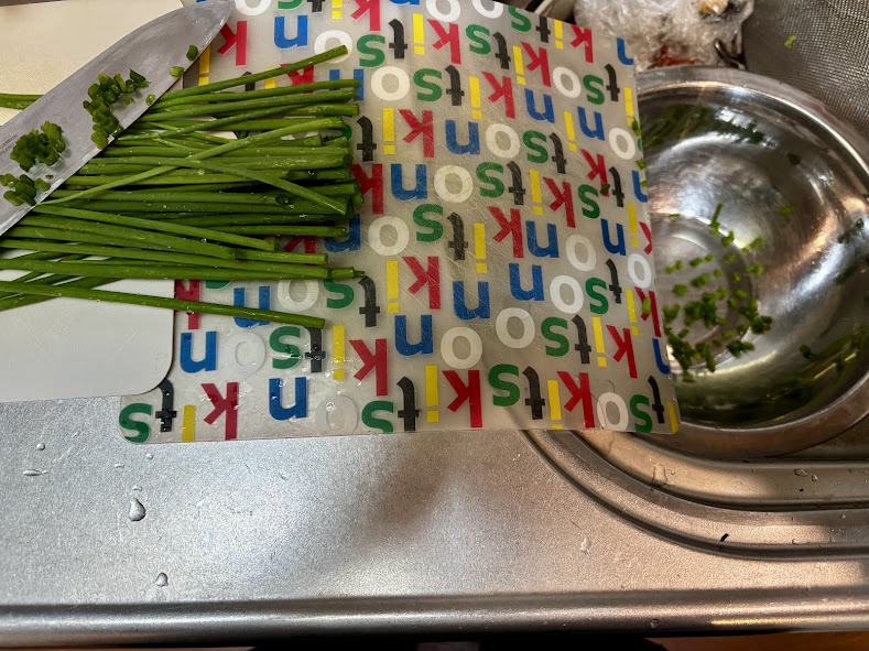 わけぎを包丁でカットする画像