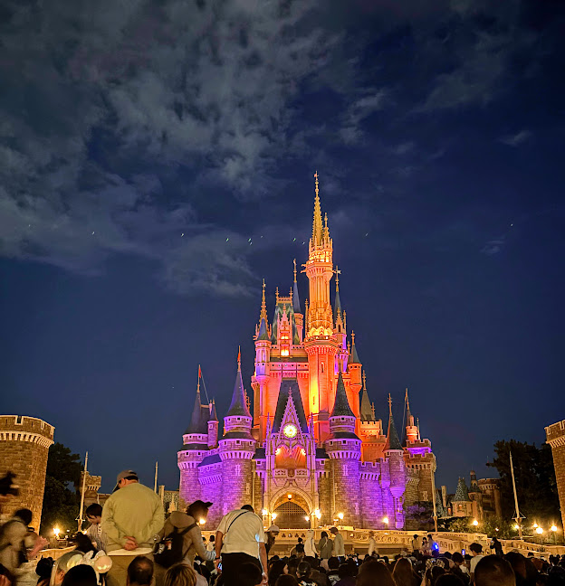 東京ディズニーランドのシンデレラ城がライトアップされた画像