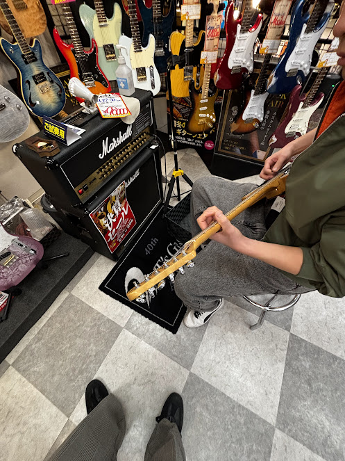 エレキギターを弾く画像