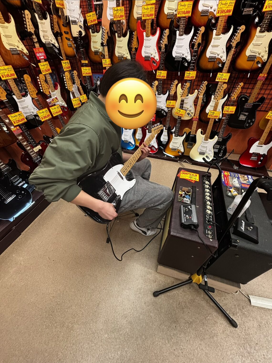 ギターを弾く男の画像