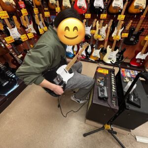 ギターを弾く男の画像