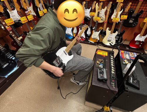 ギターを弾く男の画像