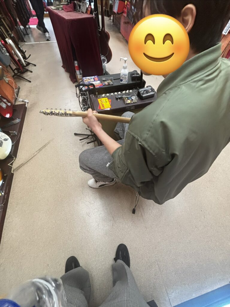 エレキギターを弾く画像