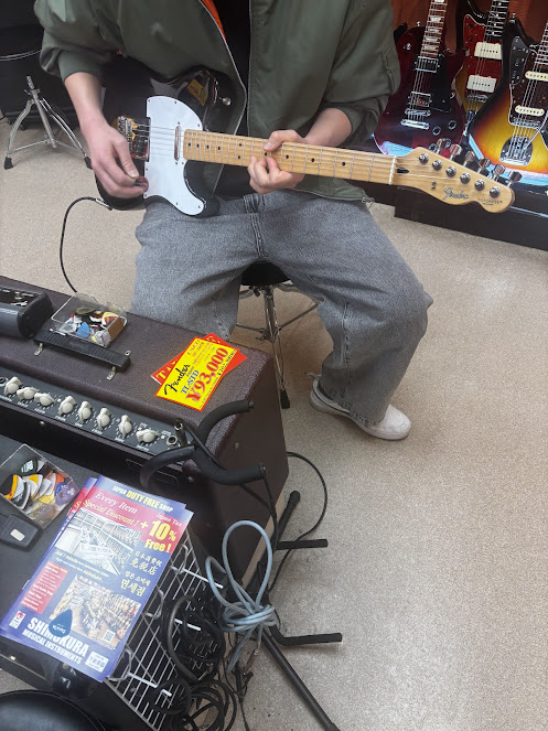 エレキギターを弾く画像