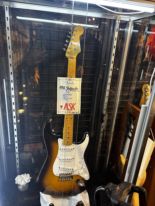 エレキギターを弾く画像