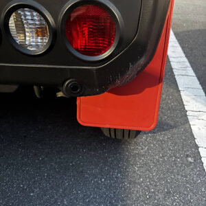ジムニーにマッドフラップを装着した画像