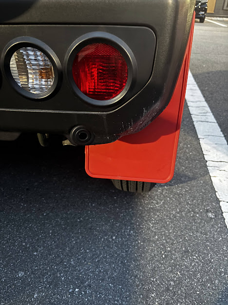 ジムニーにマッドフラップを装着した画像